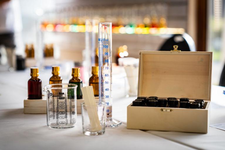 Ateliers pour créer son propre Parfum à la Parfumerie ÔÔ Paradis des Sens à Walcourt